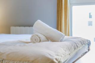 #133 Modern Apartment Steps from Brindley place- sleeps 4 - Perfect for business travelers and small families - Free parking - 5