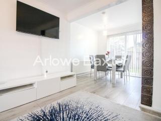 Bright 2BR Terrace in Basildon, Garden and Amenities - 1