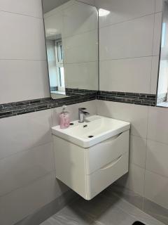 2 Bedroom Suite, with separate bathroom and beverage room - Dagenham - 6