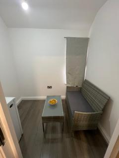 2 Bedroom Suite, with separate bathroom and beverage room - Dagenham - 5