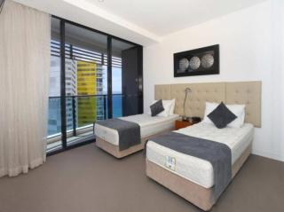 3BR Broadbeach Skyhome with Ocean Views - 7