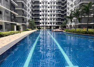 Cozy MOA Staycation Pool View plus Netflix and Walk to Mall - 7