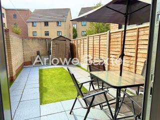 Modern 4BR Home in Grays - 5