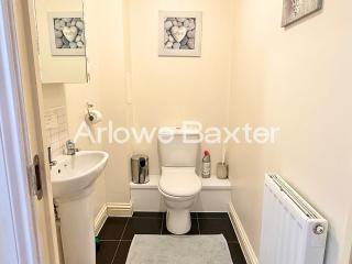 Modern 4BR Home in Grays - 3