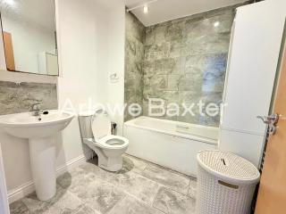 Modern 4BR Home in Grays - 4