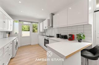 Stylish 5 Bed Home in Forest Hill by Amber Stays, Perfect for Business & Contractors Sleeps 16! - 5