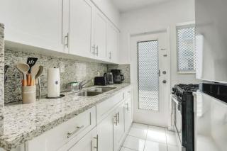 Miami Beach 1BR Apt with 3 Queens & Workspace - 8