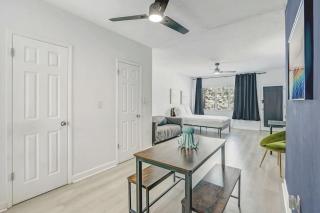 Miami Beach 1BR Apt with 3 Queens & Workspace - 5