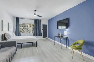 Miami Beach 1BR Apt with 3 Queens & Workspace - 3
