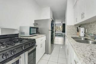 Miami Beach 1BR Apt with 3 Queens & Workspace - 2