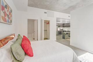 Downtown Miami Condo with Balcony & Rooftop Pool - 2