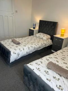 Modern 3 Bedroom Home, Parking, 10 mins to City - 4