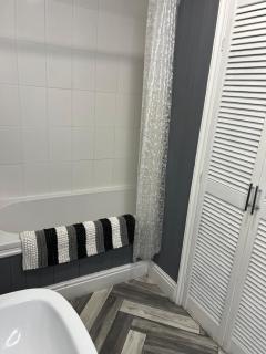 Modern 3 Bedroom Home, Parking, 10 mins to City - 2
