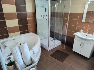 Casa Mais Brașov Guesthouse with Free Parking - 7