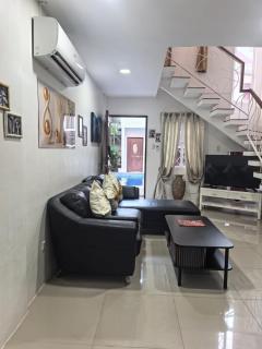 2BR spacious Townhouse Near SM Clark & Airport - 1