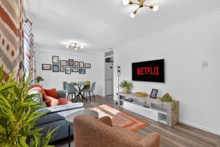 Comfy City Base with Free Parking Walk Everywhere - 3