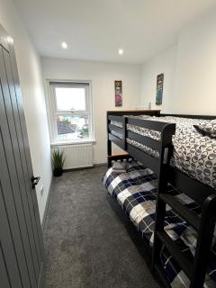 Spacious 4 Bed Duplex - sleeps 2, 4 or 6 - Near Beach and Town - 5