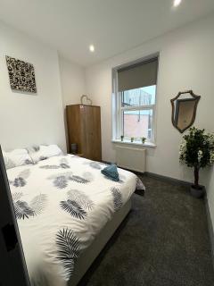 Spacious 4 Bed Duplex - sleeps 2, 4 or 6 - Near Beach and Town - 6