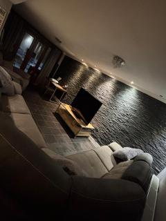 The Moon Stylish Cosy Apartment Near Pontypool - 0