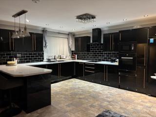 The Moon Stylish Cosy Apartment Near Pontypool - 0
