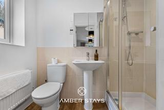 Spacious 5 Bed House in Reading by Amber Stays, Perfect for Business & Contractors, Sleeps 12 - 2