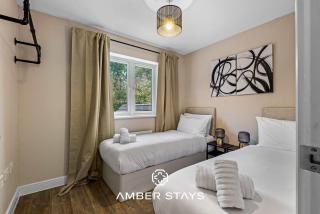 Spacious 5 Bed House in Reading by Amber Stays, Perfect for Business & Contractors, Sleeps 12 - 3