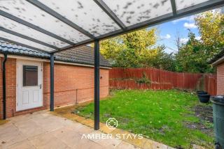 Spacious 5 Bed House in Reading by Amber Stays, Perfect for Business & Contractors, Sleeps 12 - 1