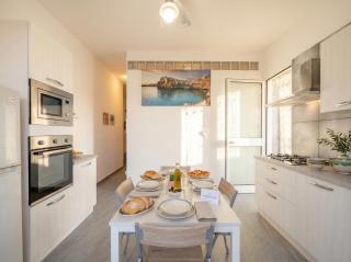 CarmenLeo-Central Accommodation with Patio - 7