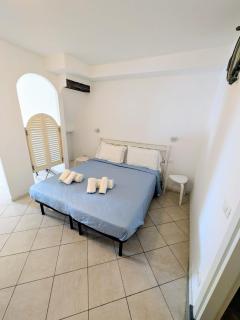 Back in Tide , frontal sea view window, no AC, Pet friendly - 9