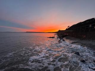 Amroth Flat close to beach with parking - 2