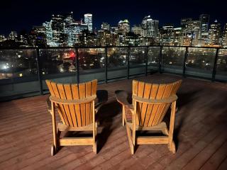 Sunnyside C-Train in Kensington, KING Bed, Rooftop Views, 5-Star Stay! - 9