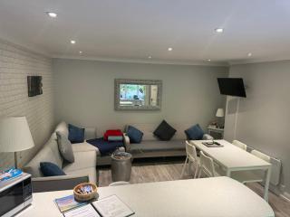 Amroth Flat close to beach with parking - 8