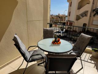 En perle med plass til voksne og familien, solfylt terrasse 5 min fra stranden - 9