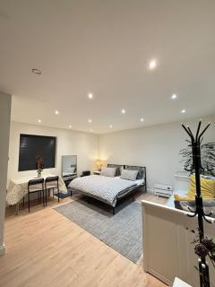 Brand New Studio Flat! - 5