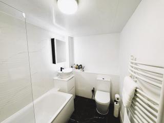 3 Bedroom Central Apt Next to Royal Mile & Edinburgh Castle - 1