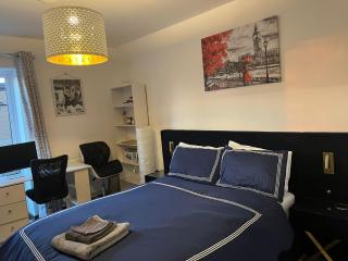 Host-Free Ensuite Double Bed by Heathrow - 7