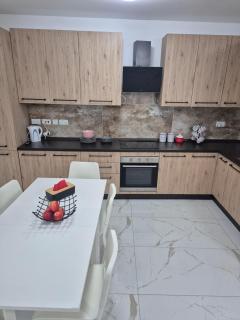 New 3BED and 3 BATH Central location - 2