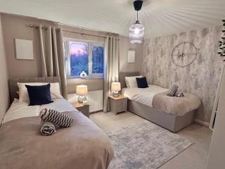 Brand New 2 Bed House - Sleeps 4 - Free Parking - Near HS2 & Drayton Manor - 3