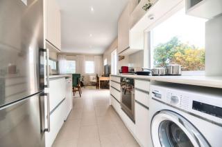 Central, Secure Parking, Kitchen, Garden, Braai, Desk - 1