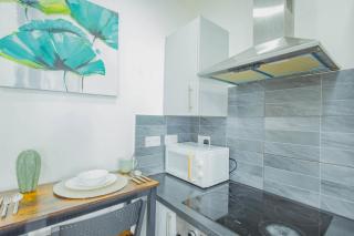 Chic 1BR Ground Floor Apartment Near Centre with Private Patio Garden - 7