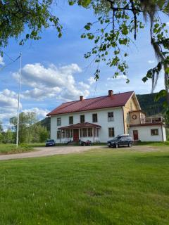 Prästgård med pool & älv - 0