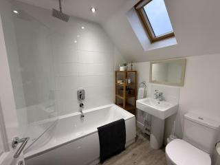 Sea Urchins, The Bay, 2 bedrooms with ensuites, balcony with sea view, parking, 2 dogs welcome - 1