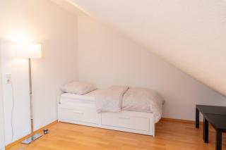 10 Guests Apartment near Mercedes Plant & Train - 4