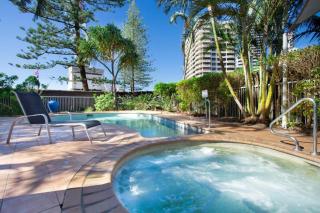 Seaside Getaway - King Bed - Large Private Courtyard - Parking - 5