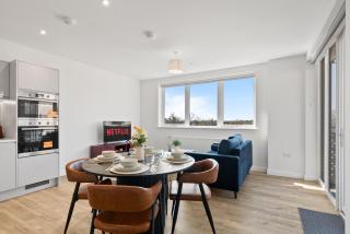 Luxury 2BR Staines 12 Mins to Heathrow & Thames - 0