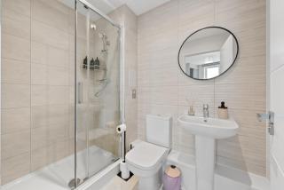 Luxury 2BR Staines 12 Mins to Heathrow & Thames - 8