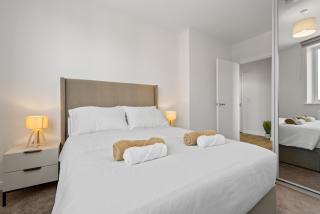 Luxury 2BR Staines 12 Mins to Heathrow & Thames - 1