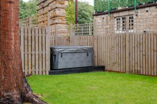 Luxe 2BR Cottage Near Edinburgh with Hot Tub - Sleeps 6 - Free Parking - Wi-Fi - 5