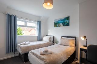 Modern 3 Bedroom House Sleeps 6, 11 Minutes from City Centre, Private Driveway Parking & Wi-Fi, Weekly & Monthly Stays, Great Rates Available At Peachy Stays - 1