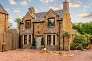 Luxe 2BR Cottage Near Edinburgh with Hot Tub - Sleeps 6 - Free Parking - Wi-Fi - 2